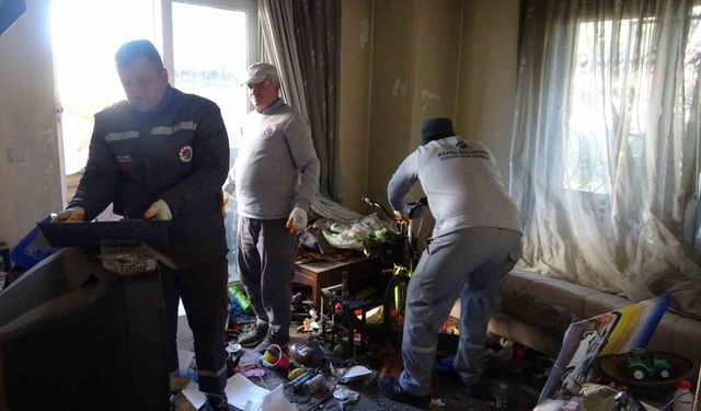 Bakımevine yerleştirilen yaşlı adamın evinden 2 kamyon çöp çıktı