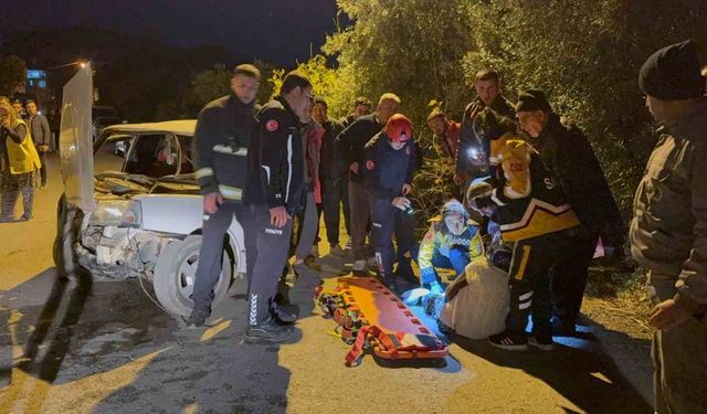 Beton bloğa çarpan Tofaş hurdaya döndü: 1 yaralı