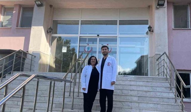 Ebe anne doktor oğluyla birlikte şifa dağıtıyor