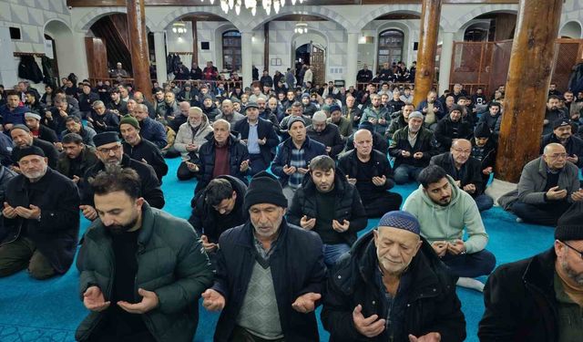 Emirdağ Çarşı Camii'nde 'Regaip Kandili' özel programı gerçekleştirildi