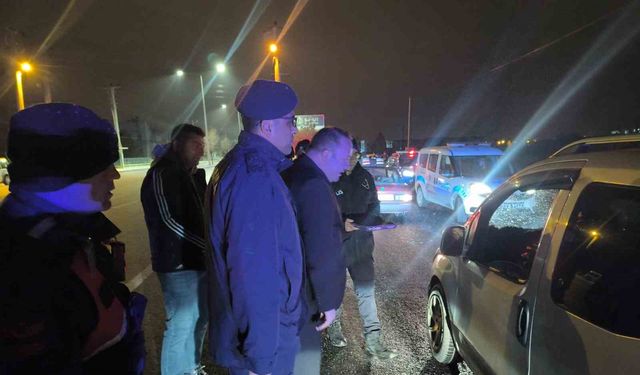 Huzur ve asayiş denetiminde vatandaşlara çikolata ve çay ikramı