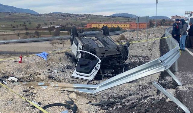 Karşı şerdi geçerek takla atan otomobilde 1 kişi hayatını kaybetti