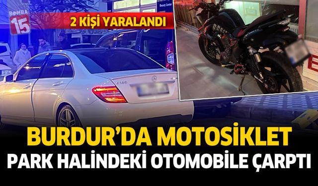 Burdur'da motosiklet park halindeki otomobile çarptı: 2 kişi yaralandı