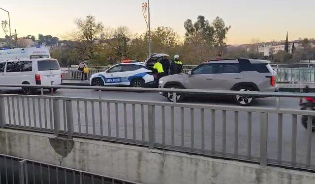 Manavgat Köprüsü'nde devrilerek otomobile çarpan motosikletli yaralandı