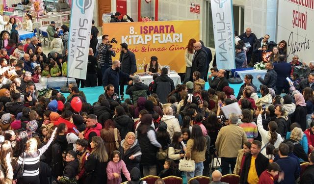 Şarkıcı Melis Fis, 8. Isparta Kitap Fuarı'nda hayranlarıyla buluştu