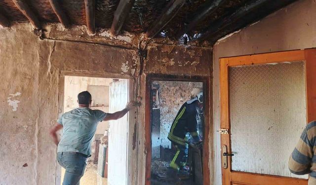 Şarkikaraağaç'ta çıkan yangında iki katlı evin bir bölümü yanarak küle döndü