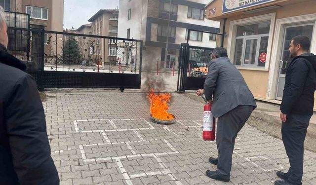 AFAD iki okulda eğitim verip, tatbikat yaptı
