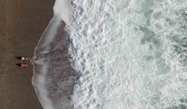 Bir hafta aradan sonra güneşi gören Antalyalılar sahile akın etti