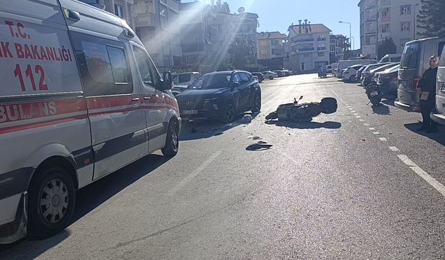 Devrilerek sürüklenen motosikletli otomobile çarptı