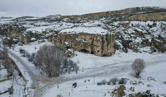 Kar altındaki Frig Vadisi seyrine doyumsuz bir manzara oluşturdu