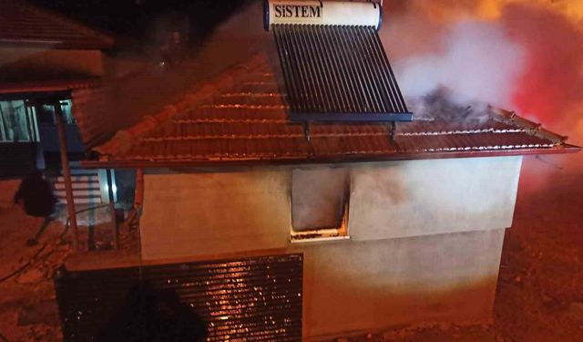 Köy evinde çıkan yangın korkuttu