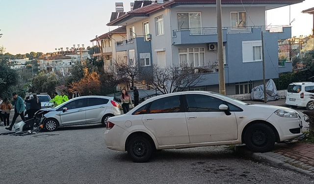 Manavgat'ta iki otomobil kavşakta çarpıştı: 2 yaralı