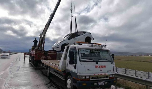 Şarampole devrilen Tesla'da 2 kişi yaralandı