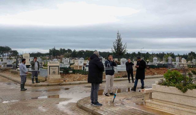 6 Şubat depreminde hayatını kaybeden Antalyalı vatandaşlar mezarı başında anıldı