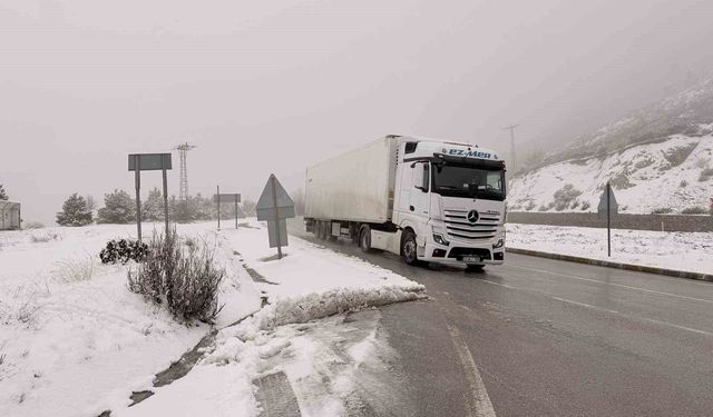 Afyonkarahisar'ın yüksek kesimlerinde kar yağışı etkili oldu