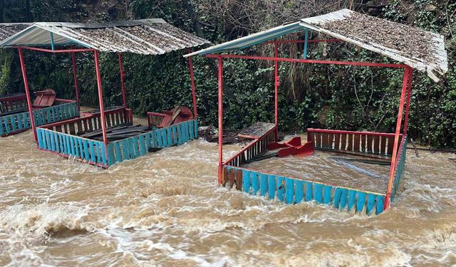 Alanya'da çay taştı: İşletmelere ait çardaklar sular altında kaldı