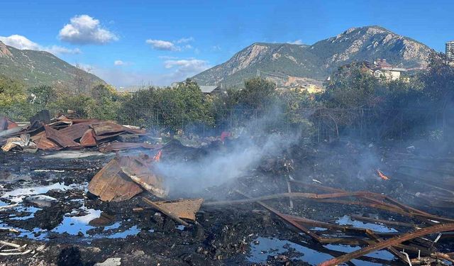 Alanya'da depo yakınındaki yangın korkuttu