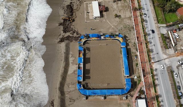 Alanya'da etkili olan fırtına sahildeki işletmede hasara yol açtı