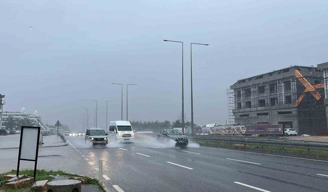 Alanya'da sağanak etkili oldu, sürücüler zor anlar yaşadı