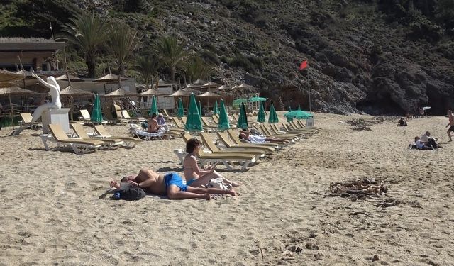 Alanya'da şubat ortasında deniz keyfi