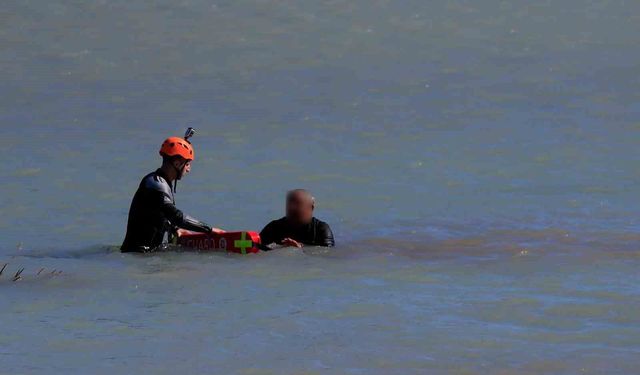 Antalya'da arkadaşlarına kızan belediye çalışanının eylemine can simitli müdahale