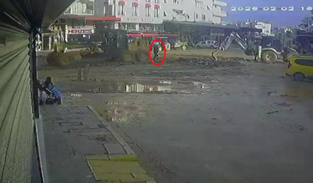Antalya'da iş makinesinin belediye çalışanına çarpma anı kamerada