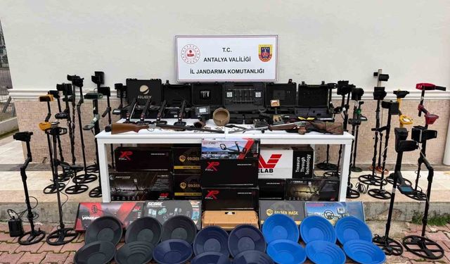 Antalya'da tarihi eser operasyonu: Milyonluk çok sayıda dedektör ve tarihi sikke ele geçirildi