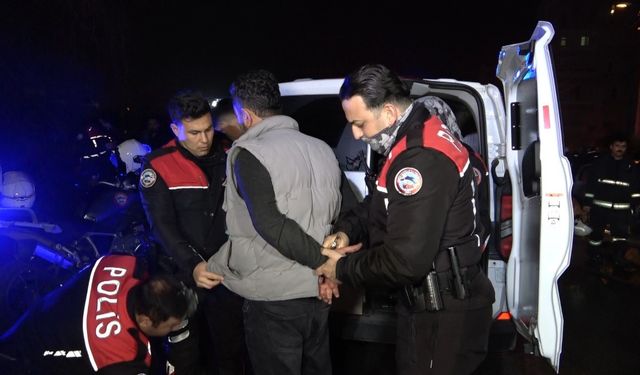 Benzin dökerek hem kendinin hem de kız arkadaşının aracını yaktı