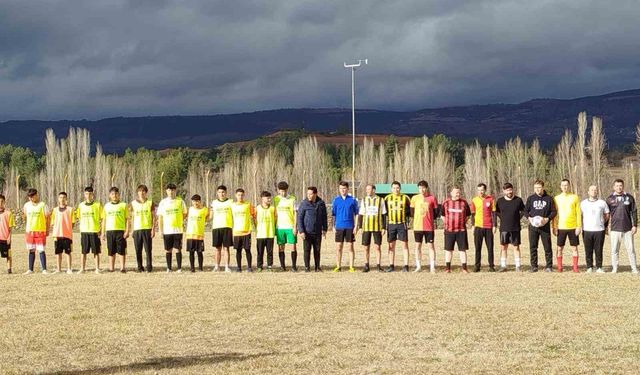 Beyağaçlı vatandaşlar ile polisler dostluk maçı oynandı