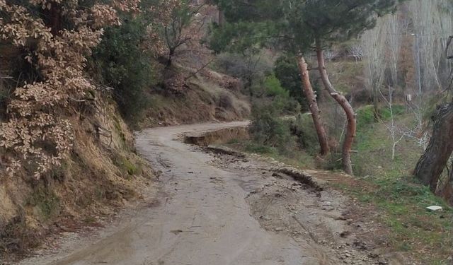 Bozuk yol yağışların ardından çileye döndü