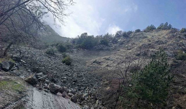 Buldan'da toprak kayması nedeniyle bir mahalle yolu ulaşıma kapandı