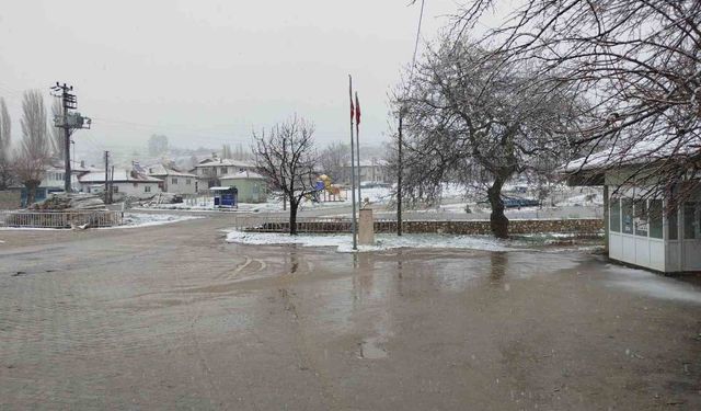 Buldan'ın yüksek kesimlerinde kar yağışı etkili oldu