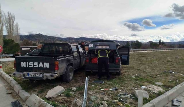 Burdur'da pikap ile otomobil çarpıştı: 3 yaralı