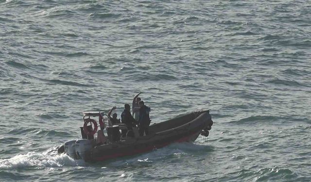 Dalgalarla boğuşan 2 kişiyi deniz polisi kurtardı