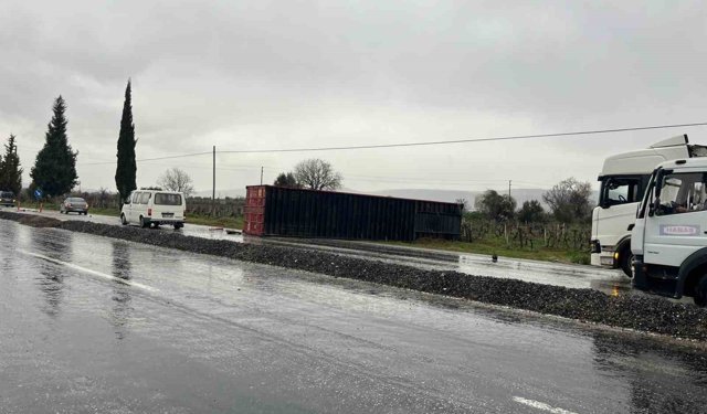 Denizli'de kayganlaşan yolda tırın dorsesi yola savruldu