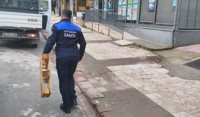 Denizli'de zabıta ekipleri yol ve kaldırım işgallerine geçit vermiyor