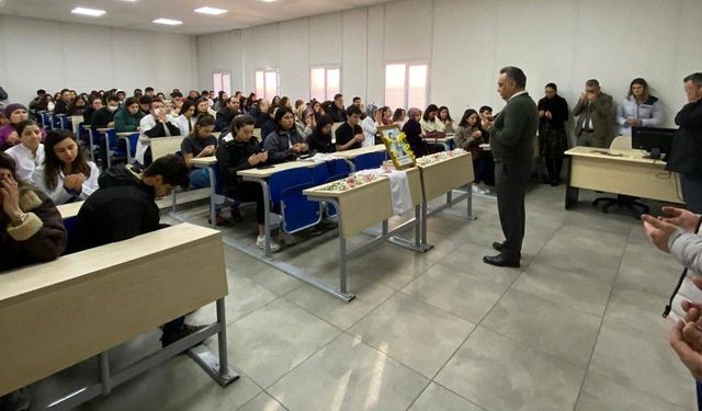 Doktor önlüğünü giyemeden vefat eden tıp öğrencisi okulunda yad edildi