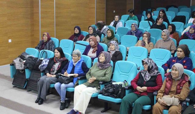 Finikeli kadınlara 'Çevre Dostu Çiftçi Kart' tanıtıldı