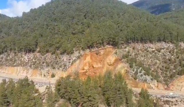 Gündoğmuş'ta toprak kayması: Ulaşıma kapanan yol, tek şeritten trafiğe açıldı