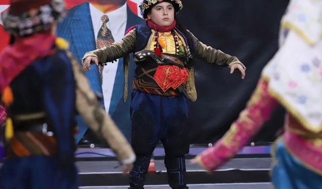 Halk oyunlarında sahne okulların