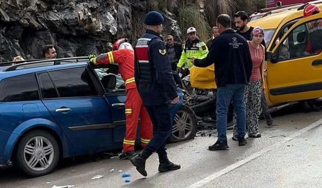 İki aracın kafa kafaya çarpıştığı kazada 2 yaşındaki çocuk hayatını kaybett: 6 yaralı