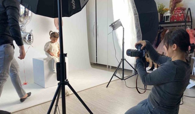İkiz bebeklerinin fotoğraflarını çekerek başladı, evinin bir odasını stüdyoya çevirdi