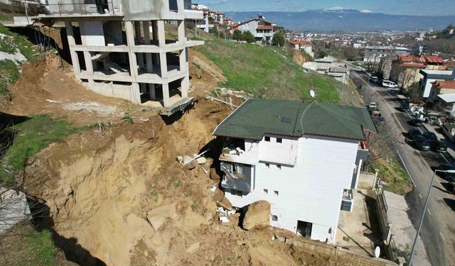 İnşaat kazısında kopan dev kaya parçası yanındaki binada hasara yol açtı