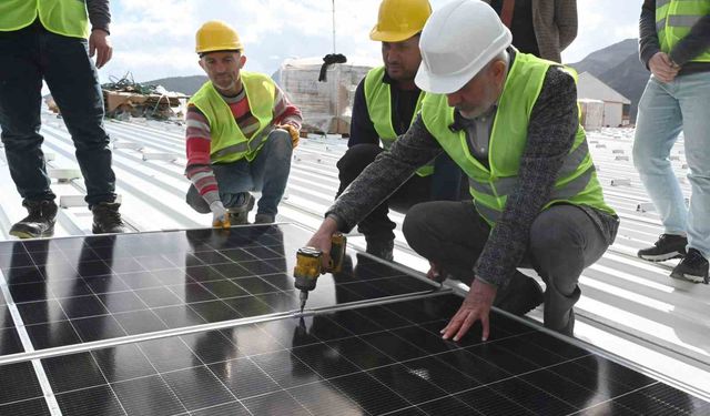 Isparta Belediyesi, pazar alanı çatılarına GES kuruyor