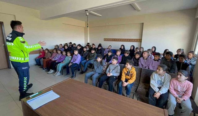 Jandarmadan öğrenci ve vatandaşlara trafik eğitimi