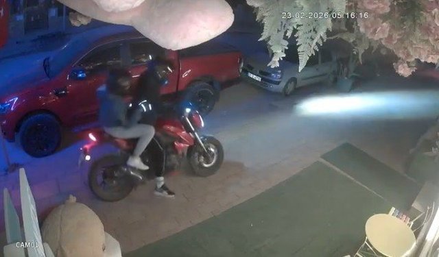 Kapıya 100 TL bırakıp 5 bin TL'lik pelüş ayıyı çaldılar