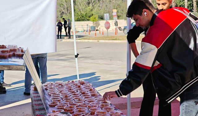 Kepez'de trafik kazasında hayatını kaybeden AÜ öğrencileri için lokma hayrı