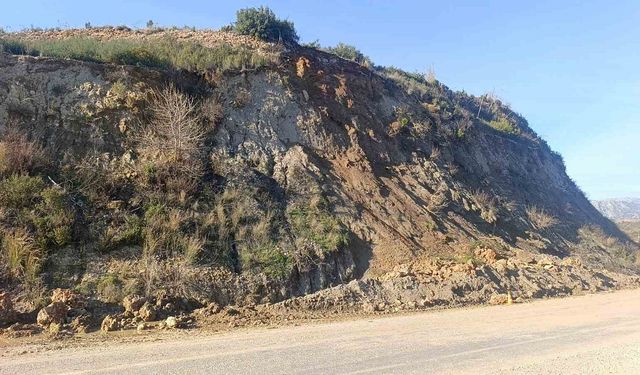 Manavgat'ta yol güvenliğini tehdit eden dev kaya parçalanıp kaldırıldı