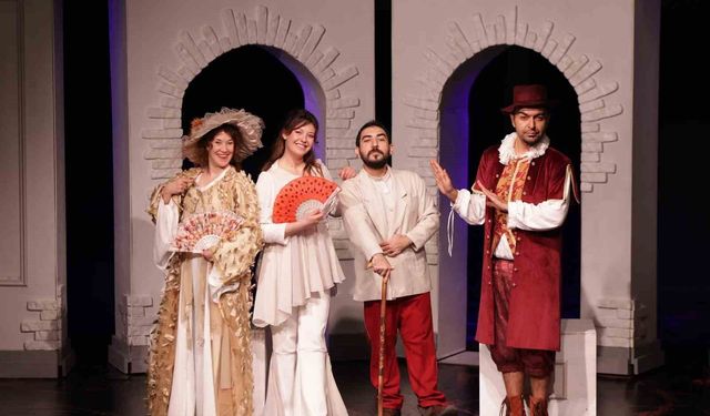 Merkezefendi Kent Tiyatrosu yeni oyunu 'Biz Aşık Değiliz' ile sahnede