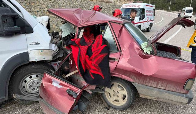 Minibüs ile otomobil kafa kafaya çarpıştı: 2 ölü, 4 yaralı